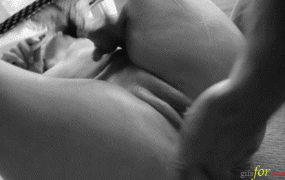 Pretty teen reached real orgasm fingering