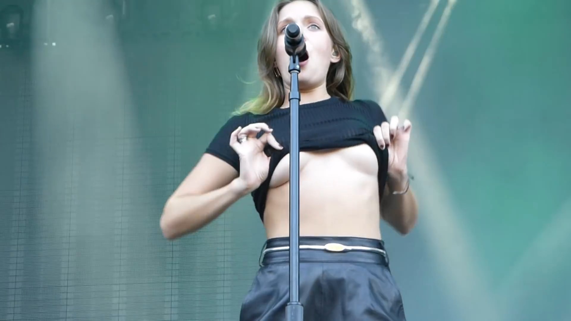 Tove getting changed concert amazing perky