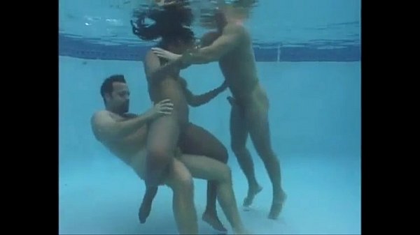 Dois caras fudendo mulher beira piscina