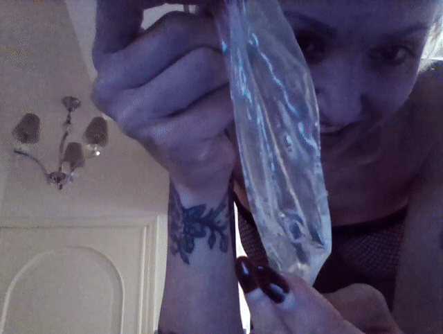 Broke condom creampie while play with