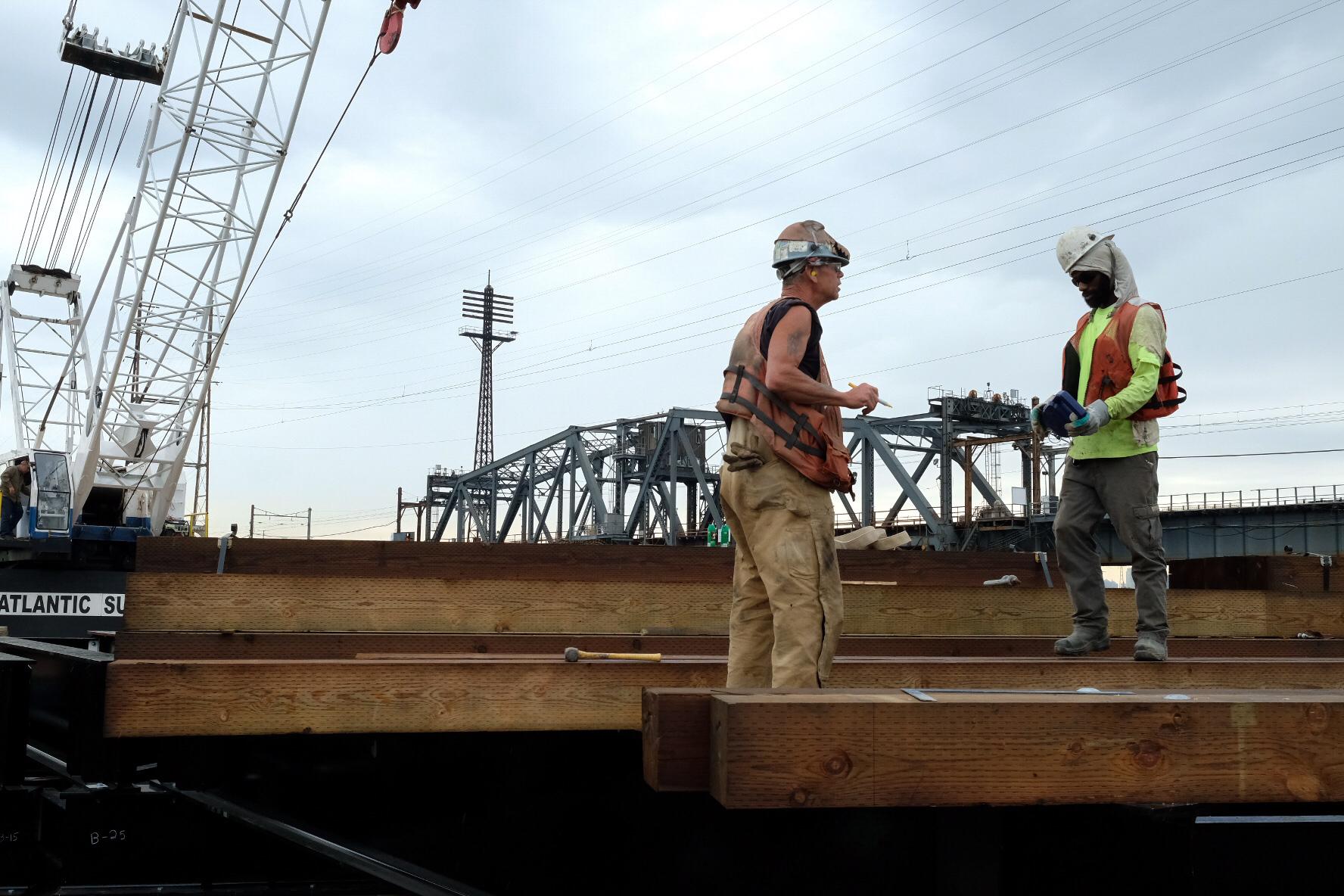 best of Construction workers bubbles flashing road field