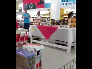 Esposa exibicionista supermercado mostrando buceto